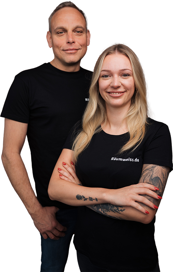 Zwei Personen in schwarzen "Räumweiss.de"-T-Shirts stehen lächelnd nebeneinander, bereit zur Entrümpelung. Die Frau vorne hat lange blonde Haare und sichtbare Tattoos, der Mann steht etwas hinter ihr, beide posieren vor einem schlichten weißen Hintergrund.