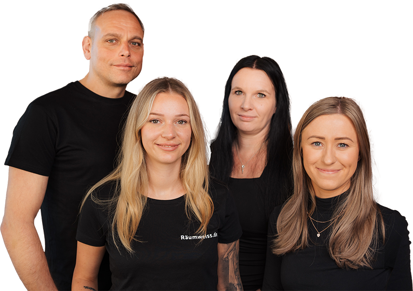 Vor einem schlichten weißen Hintergrund stehen vier Erwachsene zusammen, alle tragen schwarze Oberteile und lächeln in die Kamera - bereit, bei der Entrümpelung oder Wohnungsauflösung zu helfen. Drei Frauen stehen vorne und ein Mann steht hinter ihnen.